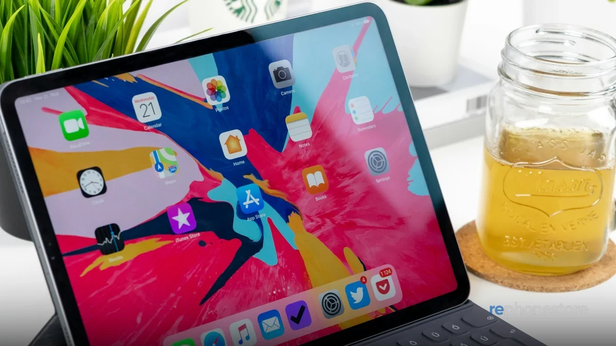 iPad met toetsenbordhoes op een bureau