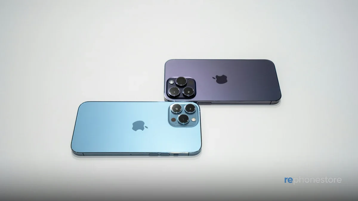Twee iPhones naast elkaar op een witte ondergrond